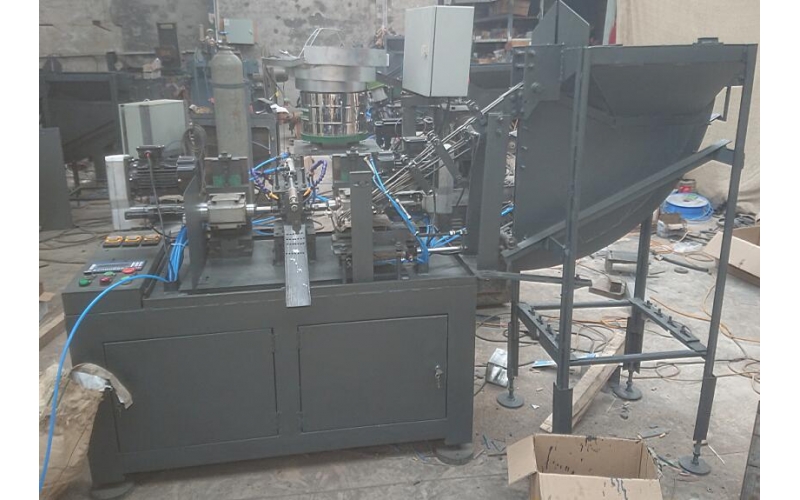 銷軸、螺栓-全自動(dòng)數(shù)控二軸鉆孔倒角一體機(jī)