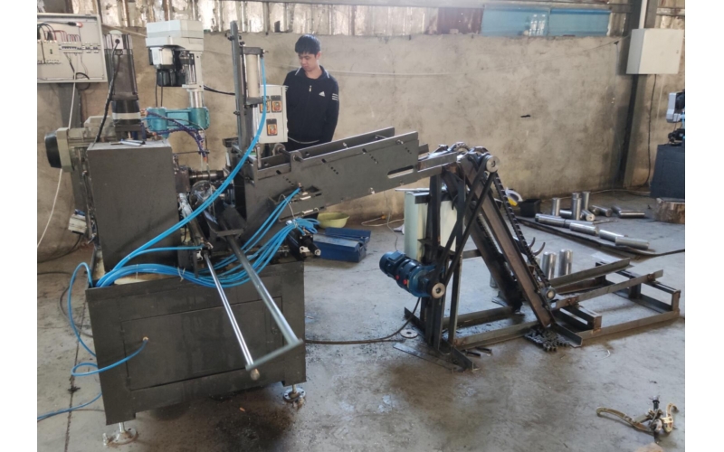 園鋼-自動伺服銑槽鉆豎孔機